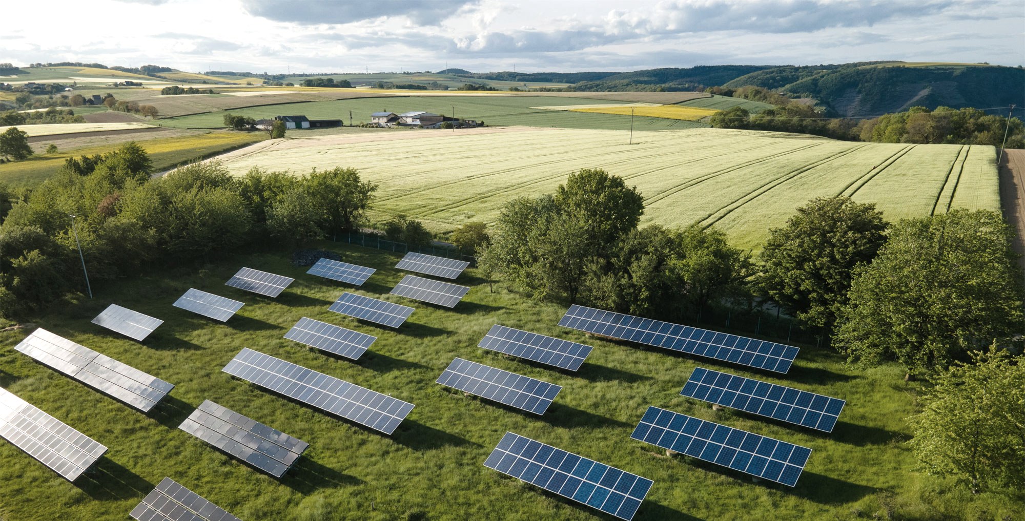 Eifel-Landschaft und Photovoltaik, &copy; Adobe Stock
